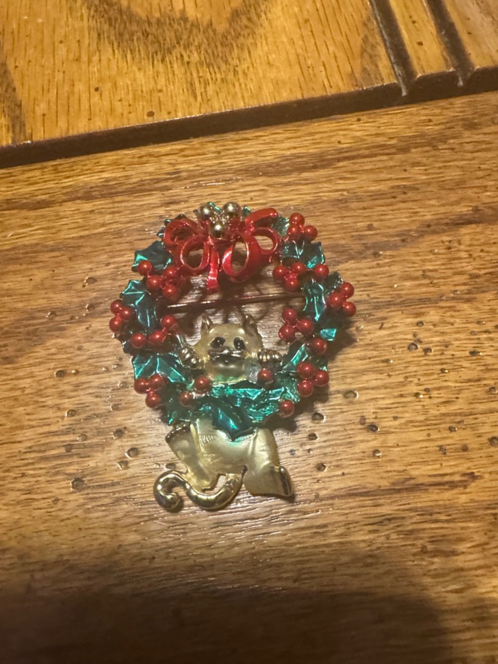 Vintage Christmas cat wreath brooch with with gold tone